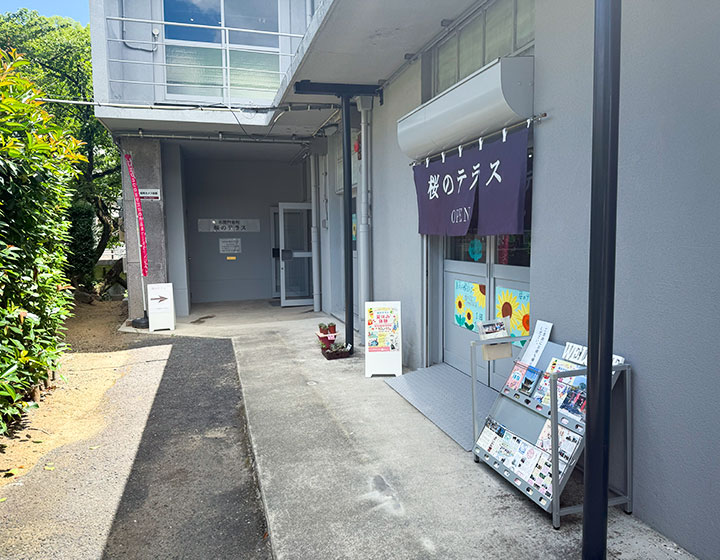 First floor of Sakura-no-Terrace.You can enter the pottery class from the entrance with the noren curtain on the right side of the photo. The back of the photo leads to the 2nd floor.
