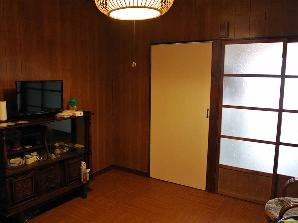 The door in the center of the photo leads to the kitchen, and the sliding door on the right leads to the entrance.