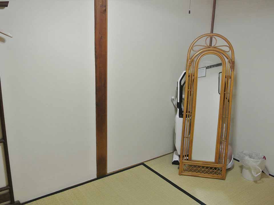 This room also has a full-length mirror. A vacuum cleaner is also available in this room.
