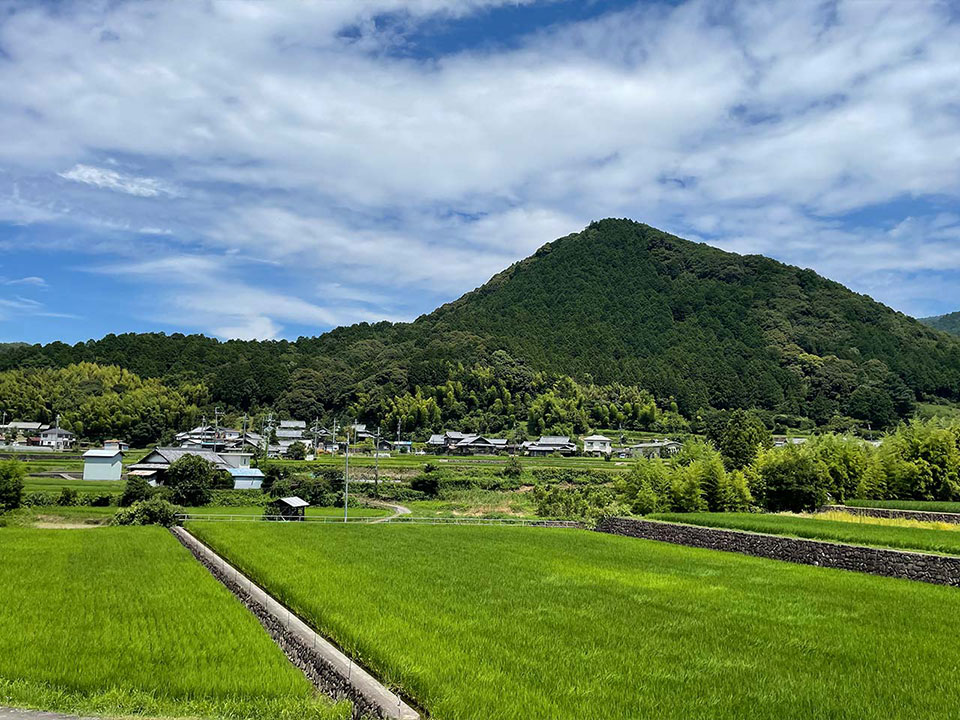 Hinenosho enjoys a satoyama landscape. Cosmos fields appear in autumn.