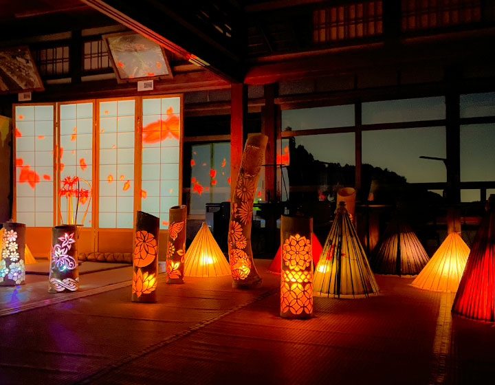 竹細工と小さな和傘で彩られた空間。