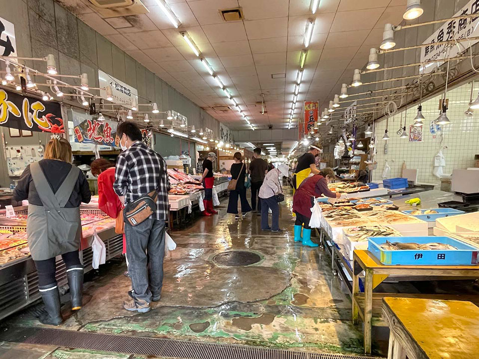 とれたての海鮮なら泉佐野漁港・青空市場へ。