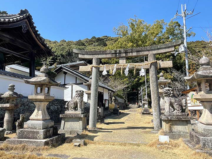 飛鳥時代の呪術者「役行者（えんのぎょうじゃ）」が金峯・熊野の両神を勧請し、本殿に合祀されたもので、古くは金熊寺大権現宮と称し、金熊寺の鎮守社でした。