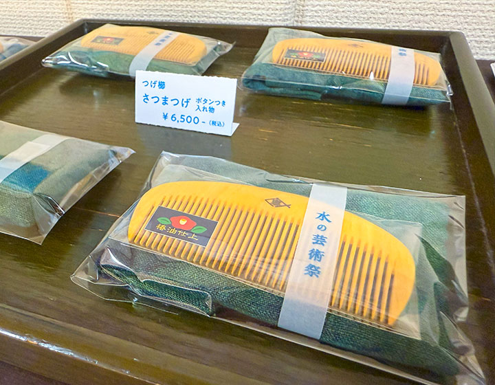 ダンディなおヒゲがかわいい貝塚市のイメージキャラクター「つげさん」も、つげ櫛がモチーフ。