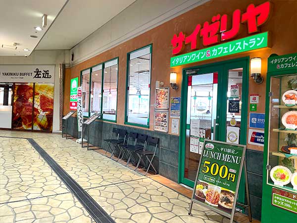 A wide variety of restaurants, from familiar favorites to famous South Osaka eateries, line the streets.