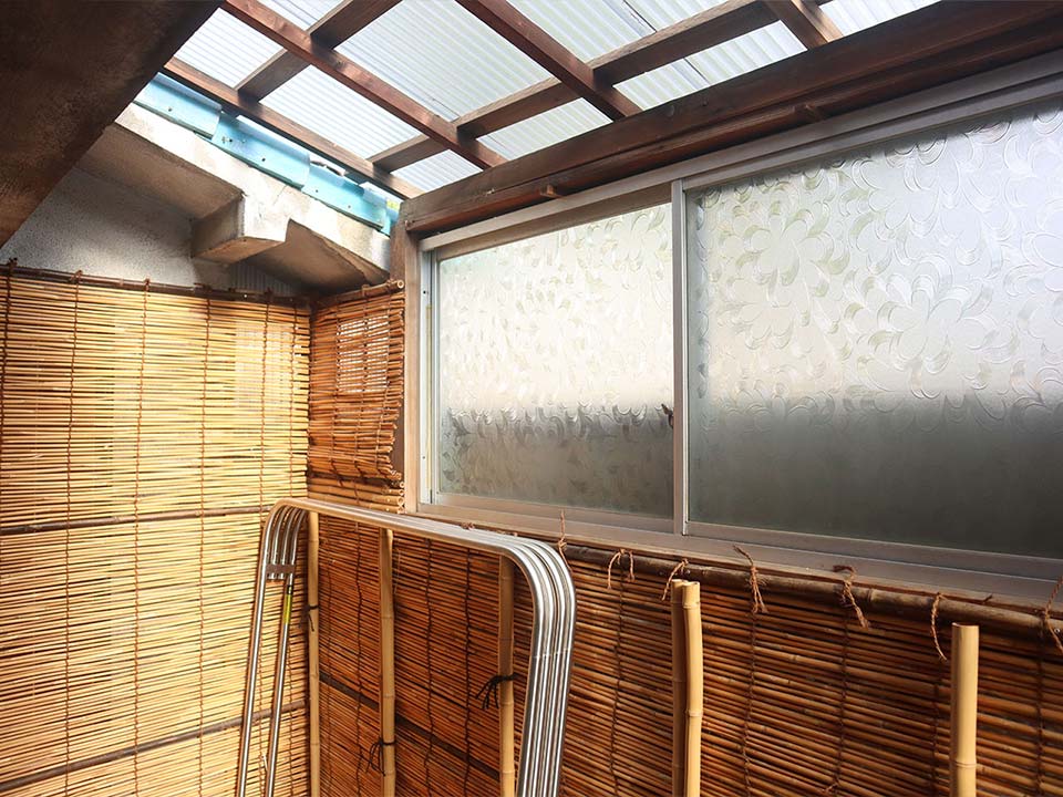 テラスは屋根があり、雨の日でも洗濯物を干すことができます。