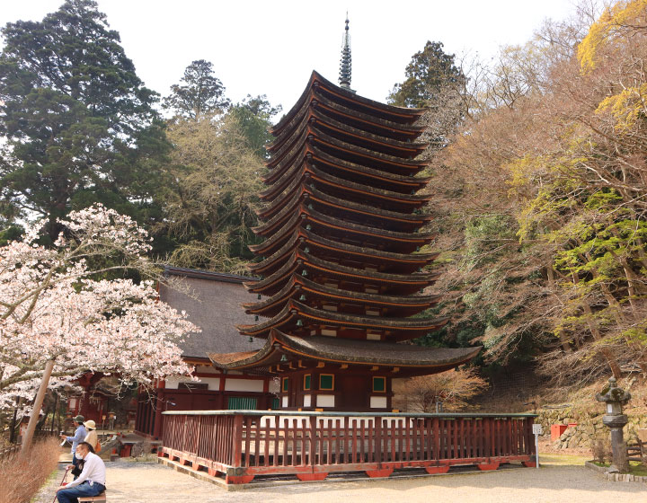 談山神社のシンボルであり、木造十三重塔としては現存世界唯一の貴重な建造物。現在のものは室町時代に再建されました。